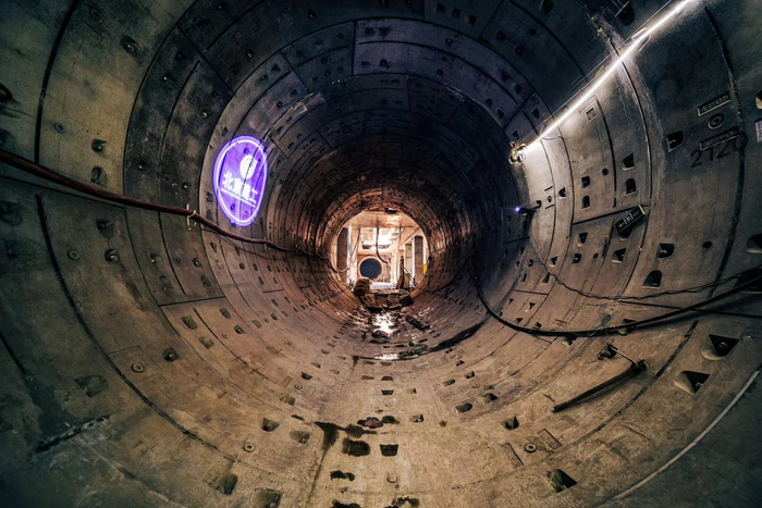 地铁17号线05标平安下穿五环路、京承高速、南水北调干渠多个风险点位，完成隧道主体结构施工。