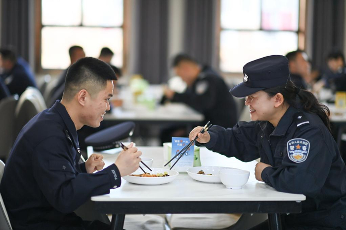 　4月4日，崔洪武（左）和刘欣在单位食堂共进早餐。新华社记者 李响 摄