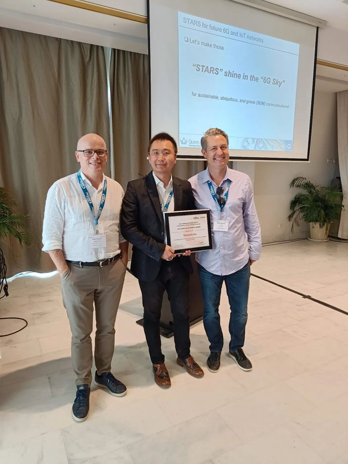 图 | 刘元玮博士获得 2021 年 IEEE 通信理论技术委员会早期成就奖并于颁奖仪式上发表 STARS 技术演讲