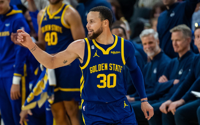 库里率卫冕冠军勇士直通NBA季后赛。  图/新华社