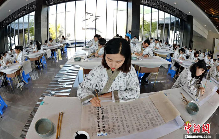绍兴兰亭书法艺术学院学生正在兰亭书法博物馆书写《兰亭集序》。袁云 摄