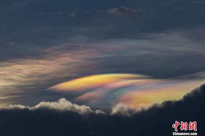 天空出现的“七彩云”景象。骆云飞 摄