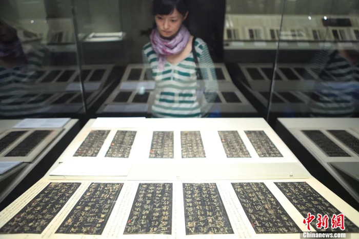 “兰亭特展”及“兰亭珍拓展”在北京故宫博物院展出，一名参观者在“兰亭拓本”中流连忘返。韦亮 摄