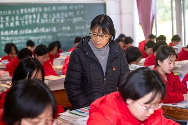 张桂梅（中）正在检查学生上课情况。图片来源：新华社