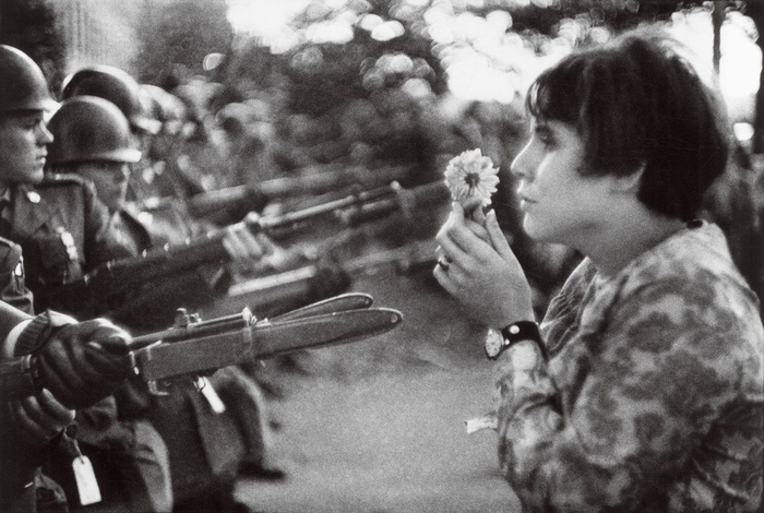 《尖枪前的少女》 银盐纸基 1967年