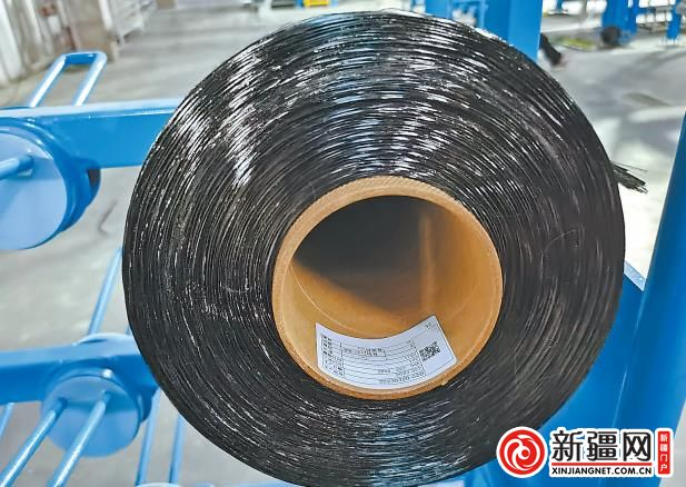 4月9日，在新疆隆炬新材料有限公司48K大丝束碳纤维项目生产车间，机器正在生产碳纤维产品。 （全媒体记者宋建华摄）