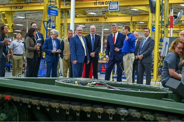 美国国防部官员参观卡姆登的一家武器工厂。 图片来源 美国国防部