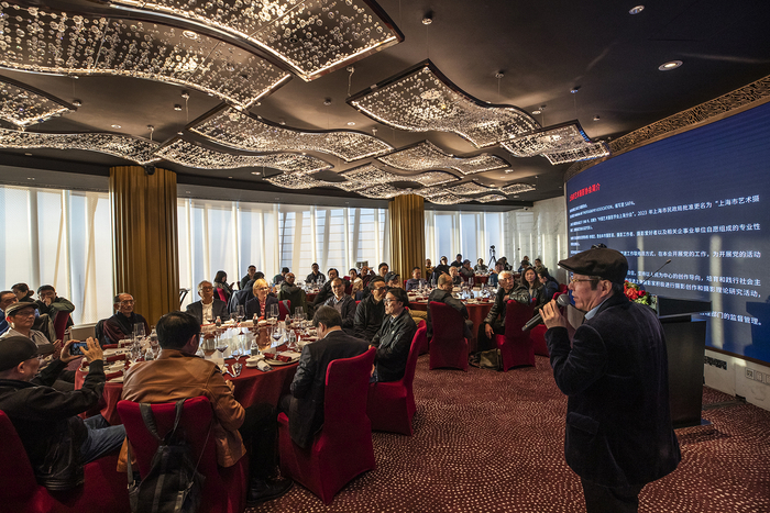 上海市艺术摄影协会会长陈海汶汇报工作。