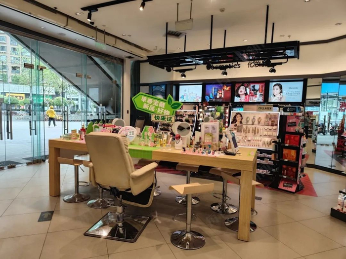 屈臣氏店内的化妆区 图片来源：每经记者 杜蔚 摄