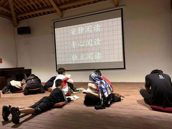 ▲斯民小学的孩子们趴在礼堂看书。受访者供图