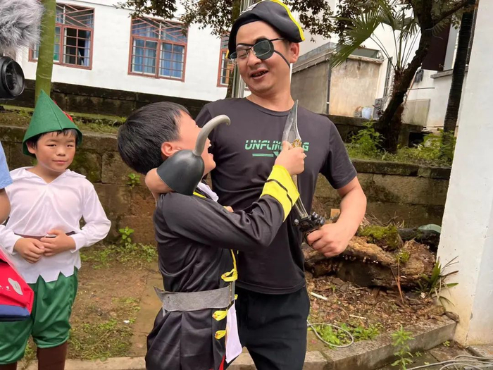 ▲吕淑斌带着孩子们创排戏剧。受访者供图