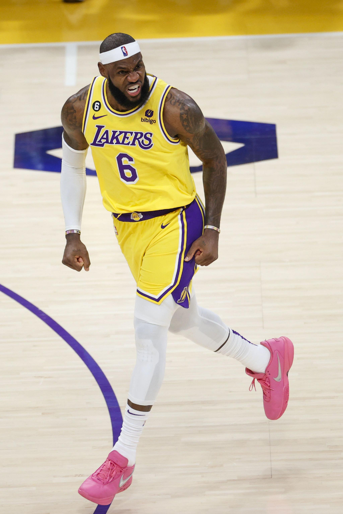 湖人在附加赛中拥有主场优势，詹姆斯对此感到满意。  图/新华社