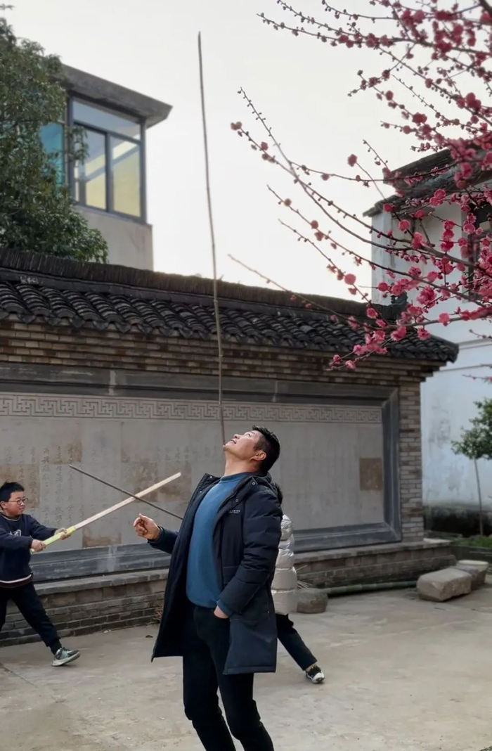 ▲斯剑光带着孩子们玩竹竿。受访者供图