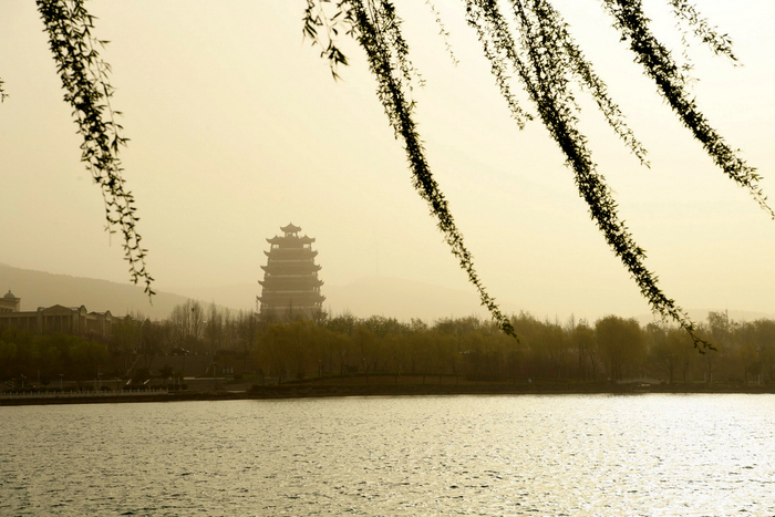 　3月23日，山东枣庄，山亭城区黄沙漫天。当日清晨，中央气象台再次发布沙尘暴蓝色预警。