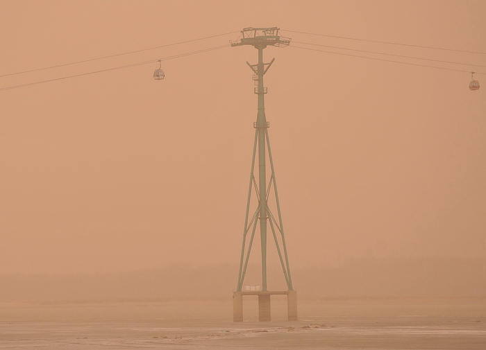 　3月22日，黑龙江哈尔滨，当地出现了大风、扬沙、浮尘天气，空气中灰尘较多，能见度低。