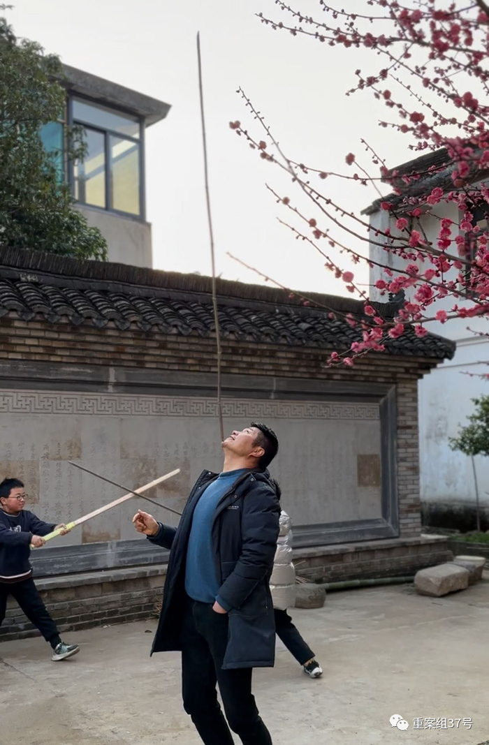 斯剑光带着孩子们玩竹竿。受访者供图