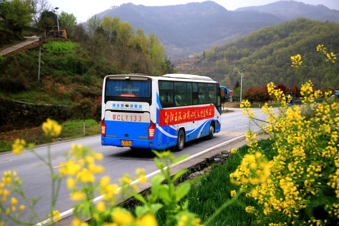 2023年3月25日，湖北省十堰市郧阳区“流动新时代文明实践站”文明实践宣传车前往南化塘镇南化村开展活动。曹忠宏 摄