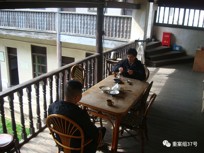 吕淑斌和斯剑光在茶桌聊天。新京报记者 史航 摄