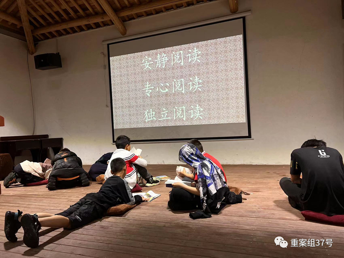 斯民小学的孩子们趴在礼堂看书。受访者供图