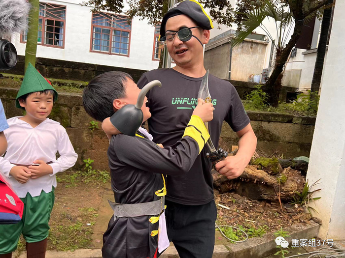 吕淑斌带着孩子们创排戏剧。受访者供图