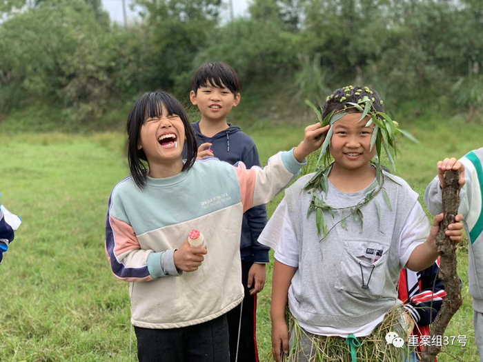 斯民小学的孩子们正在野外上课。受访者供图