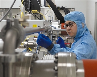 在合肥本源量子计算科技有限责任公司生产车间，技术人员正在进行生产操作。代群摄