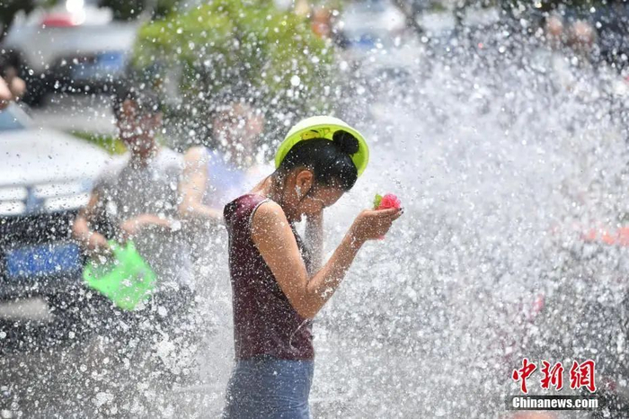 云南瑞丽泼水节 图片来源中新网
