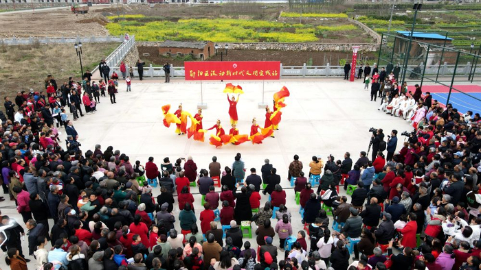 2023年3月25日，在湖北省十堰市郧阳区南化塘镇南化村，村民观看舞蹈表演（无人机照片）。姬廷顺 摄