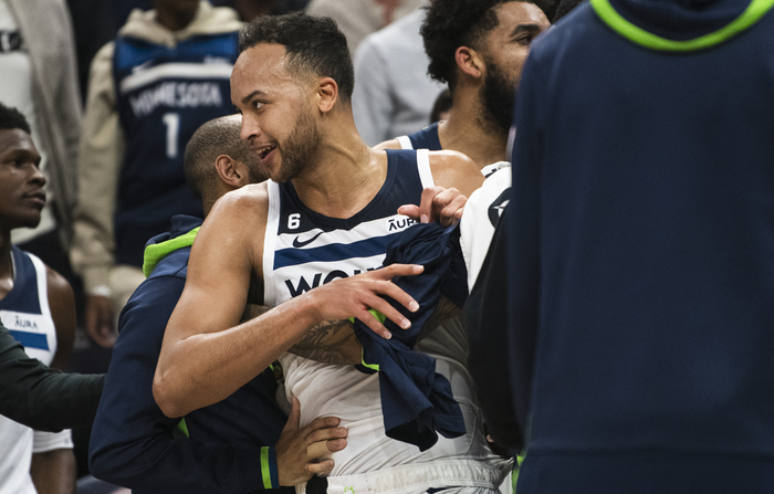 森林狼发生内讧，李凯尔被戈贝尔打了一拳。  图/视觉中国