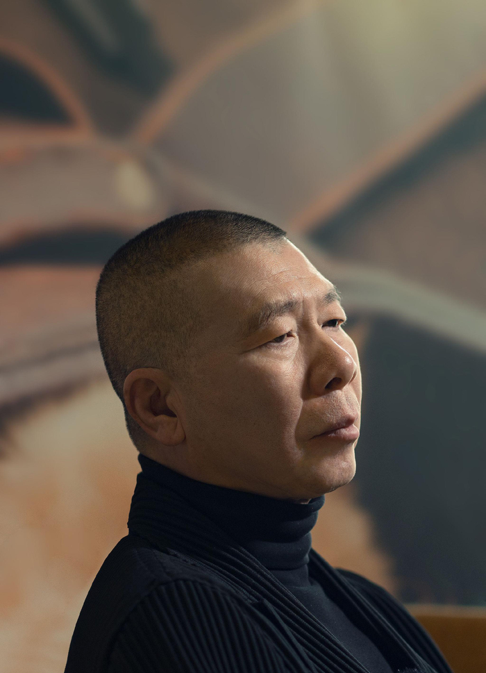 好久不见的冯小刚，因为电影《忠犬八公》回归大银幕，接受新京报专访的他，聊起了这些年的变化。  新京报记者 郭延冰 摄