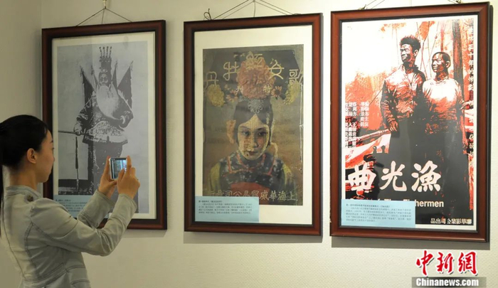 《定军山》、《歌女红牡丹》、《渔光曲》等代表中国电影多个“第一”的电影海报吸引参观者。翟羽佳 摄