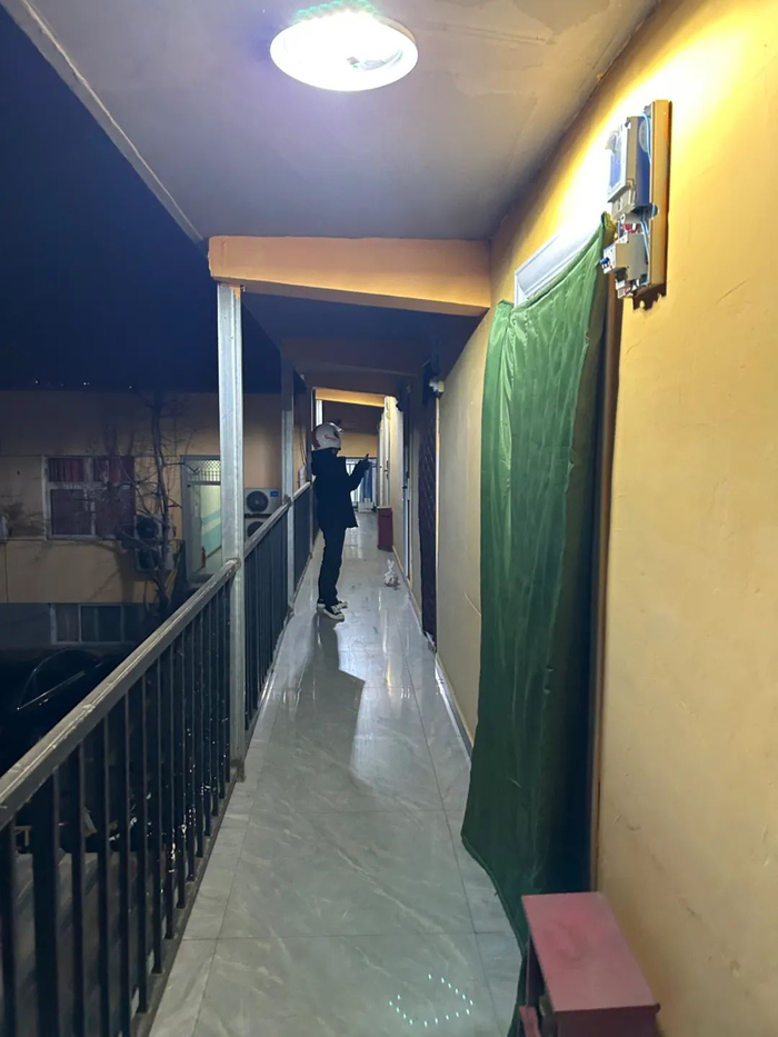 晚上23点，陈涛将这晚唯一接到的外卖单送到了北京五环外的城中村。新京报记者 侯庆香 摄