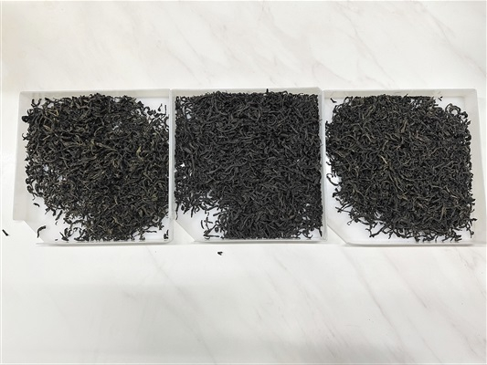 一位业内人士展示的低品质肉桂。 新京报记者 王子扬 摄