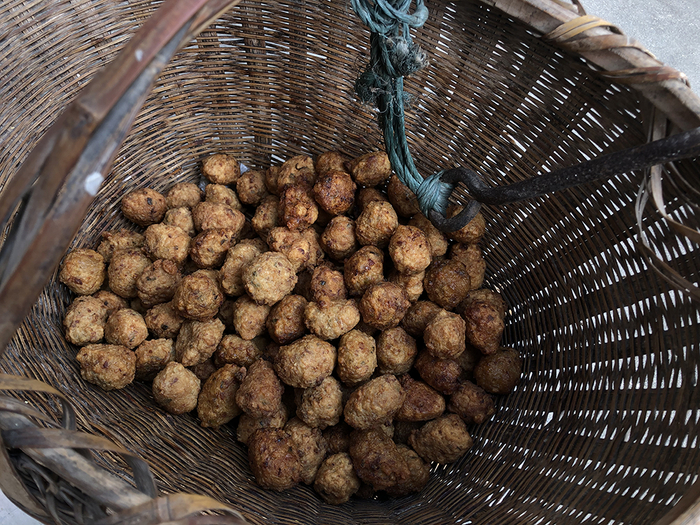 外婆过年炸的肉圆。本文图片均为澎湃新闻特约撰稿 张维 拍摄