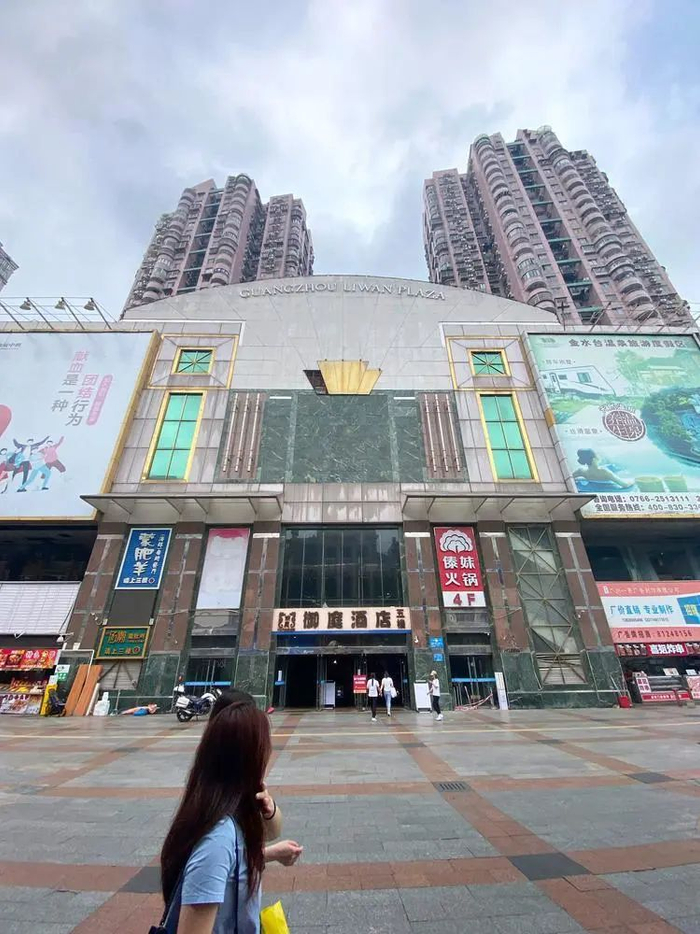 荔湾广场南塔下九路正门，原挂有的四个大字“荔湾广场”已不见踪影