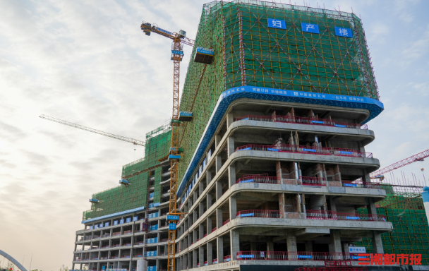 4月7日，长沙市妇幼保健院（河西新院）项目妇产住院楼封顶。