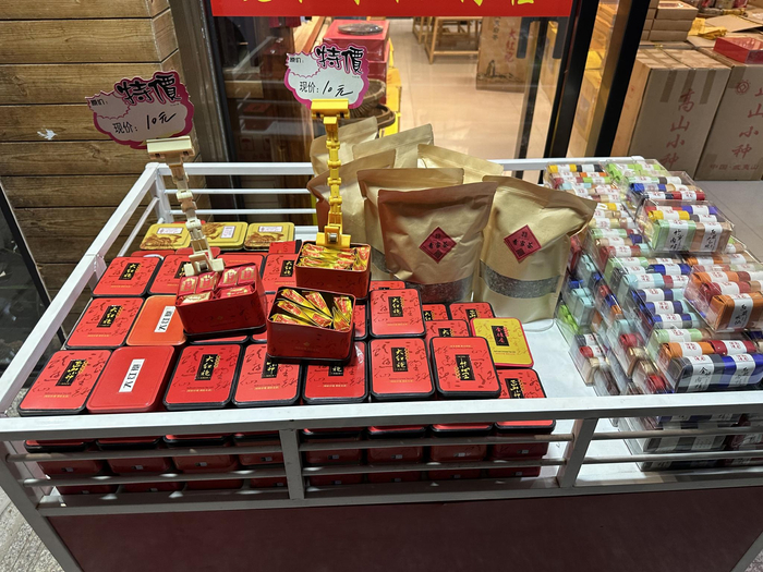 4月2日，武夷山市一家茶叶店销售的10元“大红袍”。 新京报记者 王子扬 摄