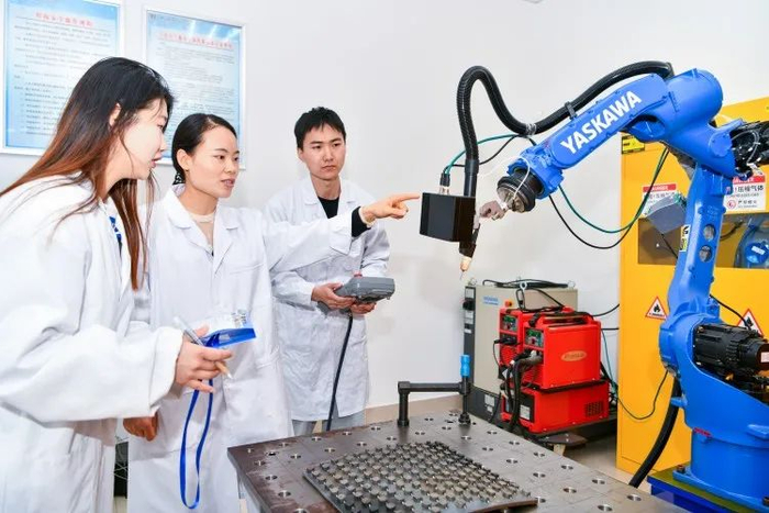 ▲上海电机学院学生正在学习焊接课程