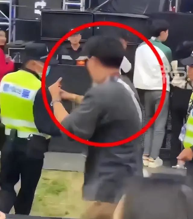 男子追着警察竖中指,被带走处理!