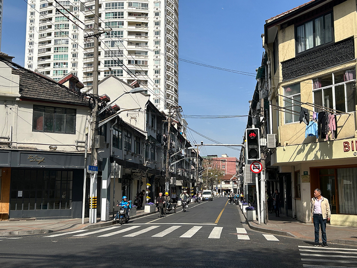 4月10日，上海永康路，部分商铺已动迁搬离。 本文图片均为澎湃新闻记者 李佳蔚 图