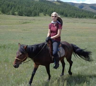 作者在蒙古骑马考察