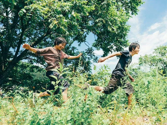 电影《怪物》公开一组剧照，该片由是枝裕和导演，坂元裕二编剧……