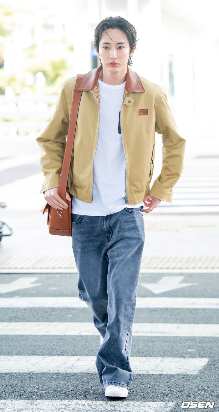 李洙赫今日机场图 姜黄色夹克外套和宽松牛仔裤