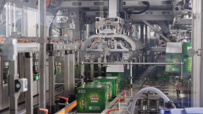 　　图为青岛啤酒厂现代化智慧灌装车间的生产线。新华社记者王凯 摄
