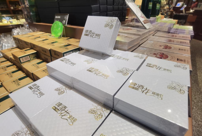 　　图为青岛啤酒博物馆展示的文创产品。新华社记者王凯 摄