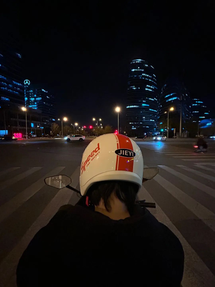 ▲陈涛晚上最常接单的地方是住所附近的望京地区，这里最繁华的办公楼晚上也灯火通明。新京报记者 侯庆香 摄