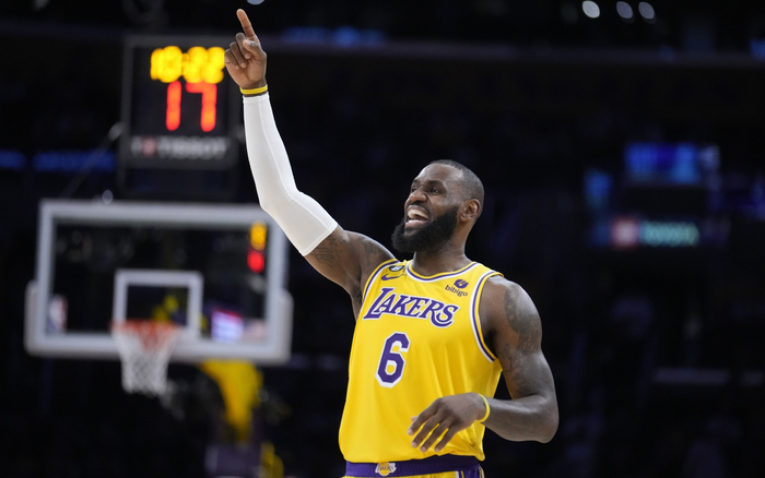 詹姆斯帮助湖人涉险过关。  图/视觉中国