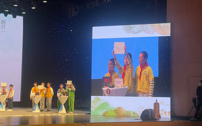 小选手们迅速举起答题板。 新京报记者刘洋 摄