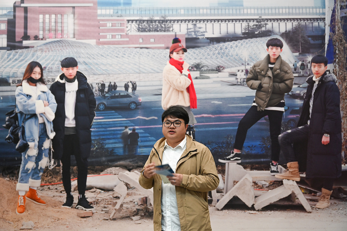 “自我：新纪实摄影”，展览现场。摄影师陈荣辉介绍自己作品。澎湃新闻记者 吴栋 图