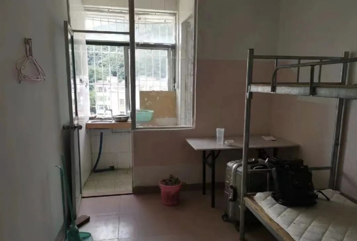 ▲离职后，张海在梧桐山脚下租了一间房子，每天画画、冥想、读书。受访者供图